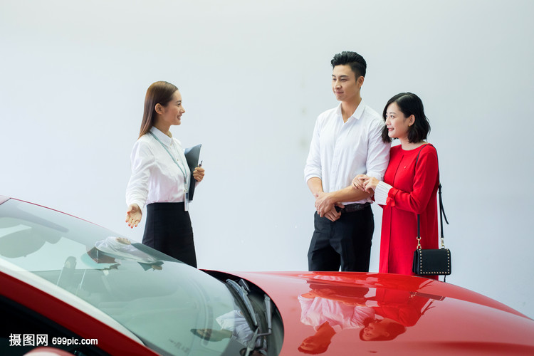 女性銷售向客戶介紹汽車